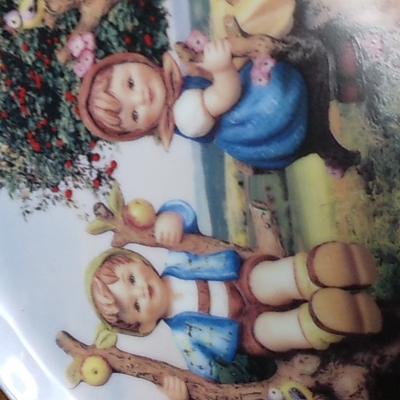 M.J. Hummel set of Little Companions plates - Picture 7 of 9